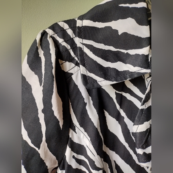 BRAND NEW Black Rivet Zebra Print Trench Coat with Belt - Picture 3 of 8